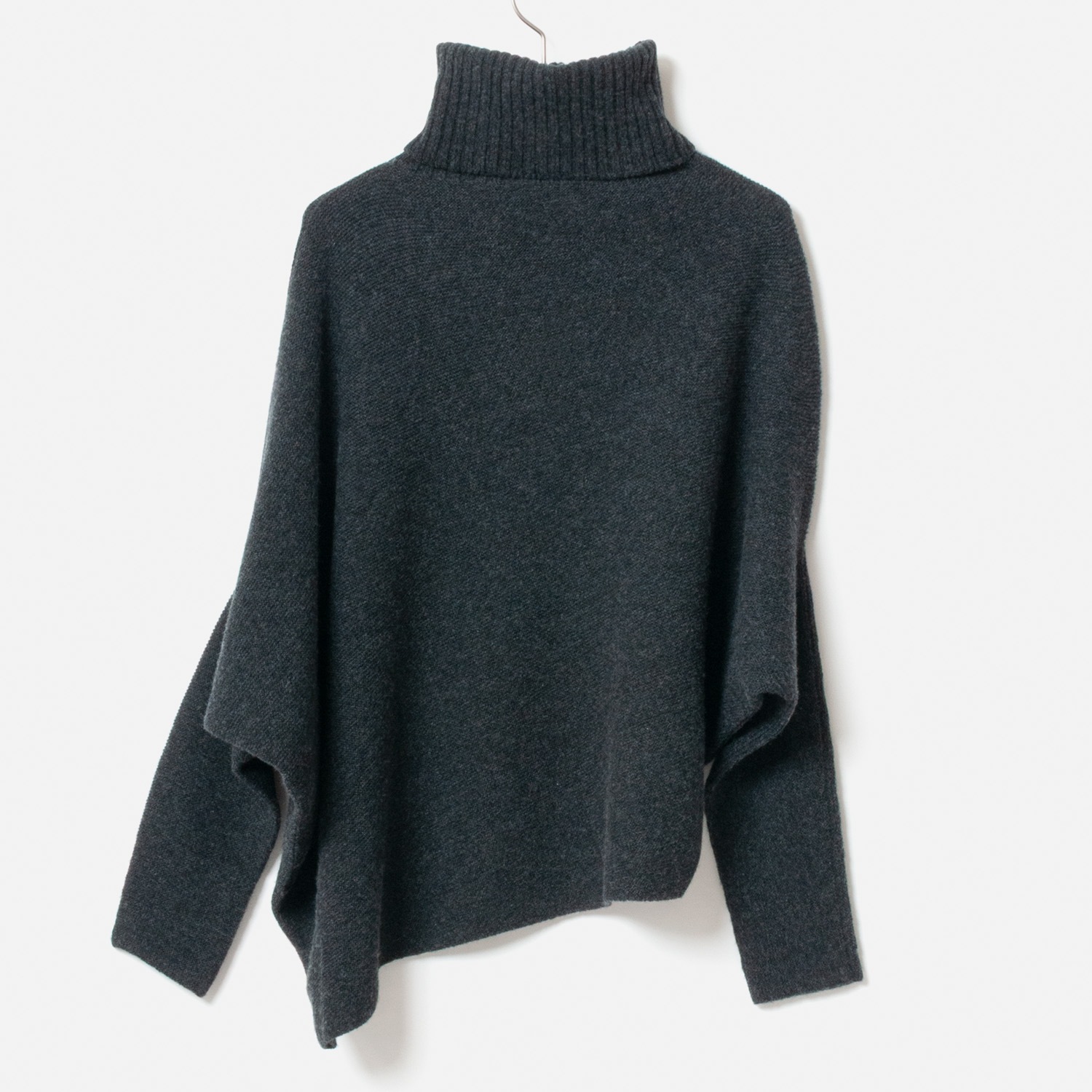 [le ciel de HARRISS] Turtleneck knit in an unusual silhouette