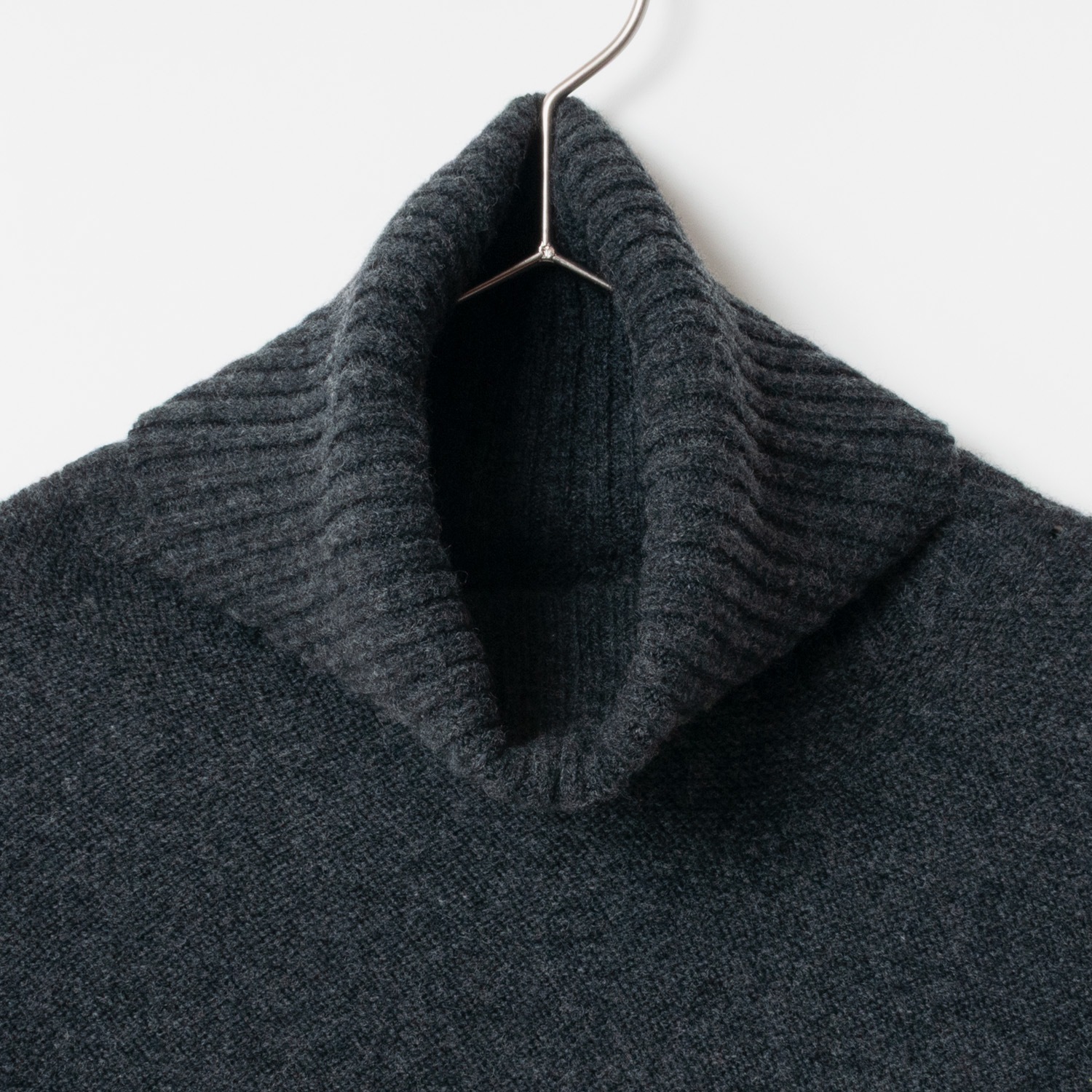 [le ciel de HARRISS] Turtleneck knit in an unusual silhouette