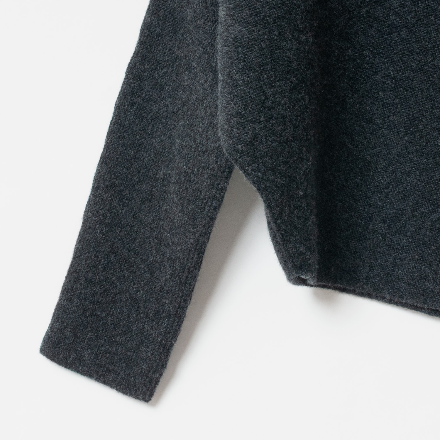 [le ciel de HARRISS] Turtleneck knit in an unusual silhouette