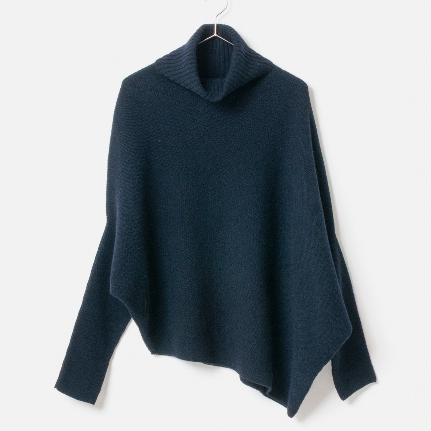 [le ciel de HARRISS] Turtleneck knit in an unusual silhouette