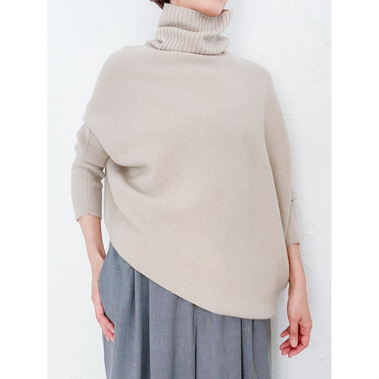 [le ciel de HARRISS] Turtleneck knit in an unusual silhouette