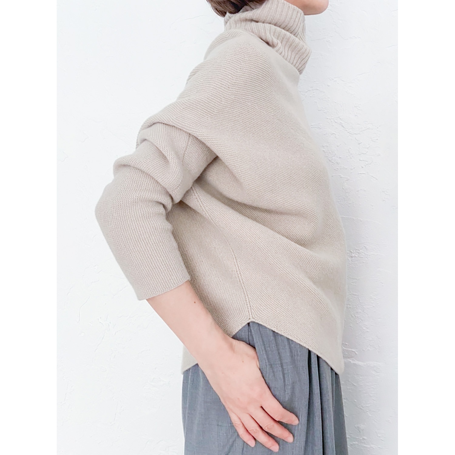 [le ciel de HARRISS] Turtleneck knit in an unusual silhouette