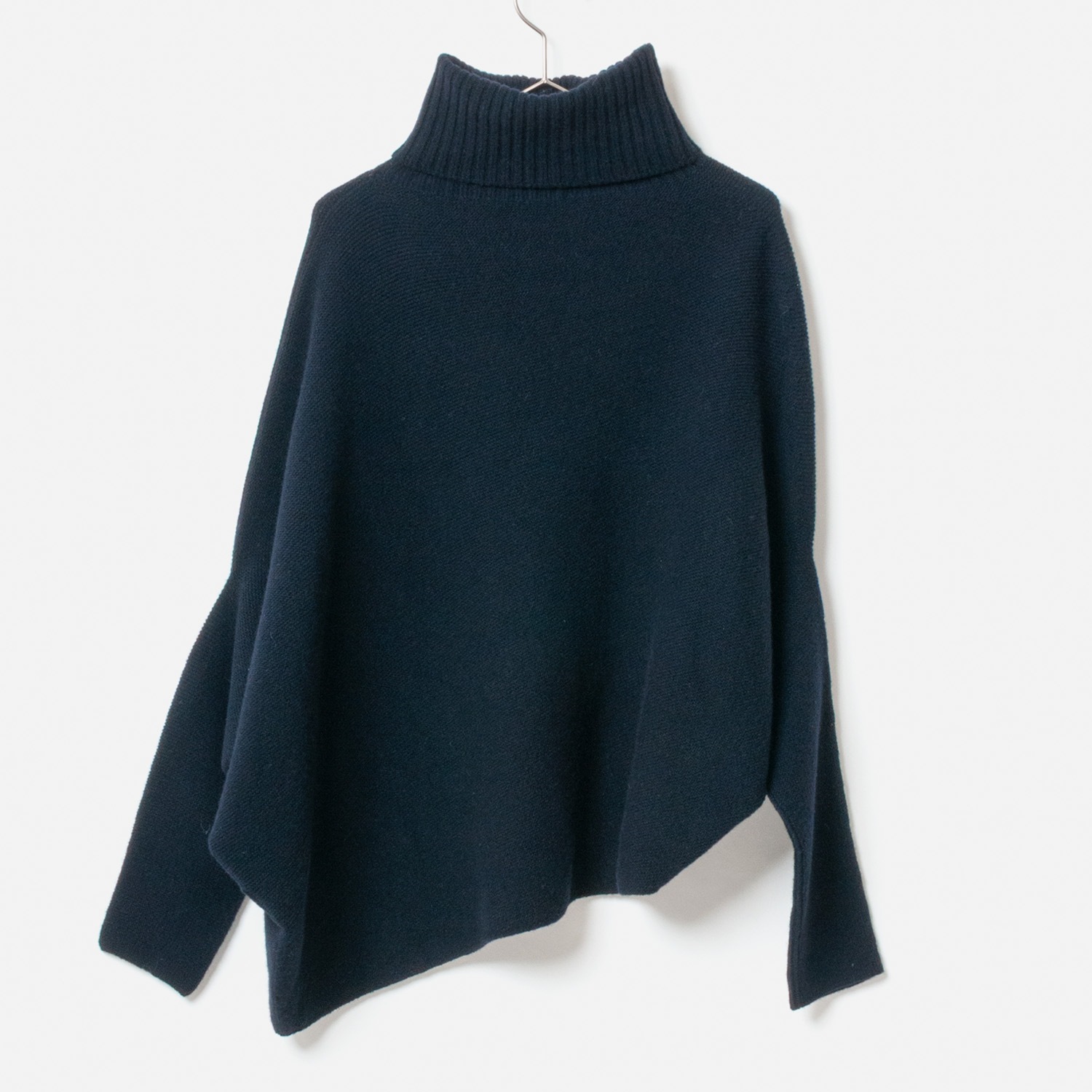 [le ciel de HARRISS] Turtleneck knit in an unusual silhouette