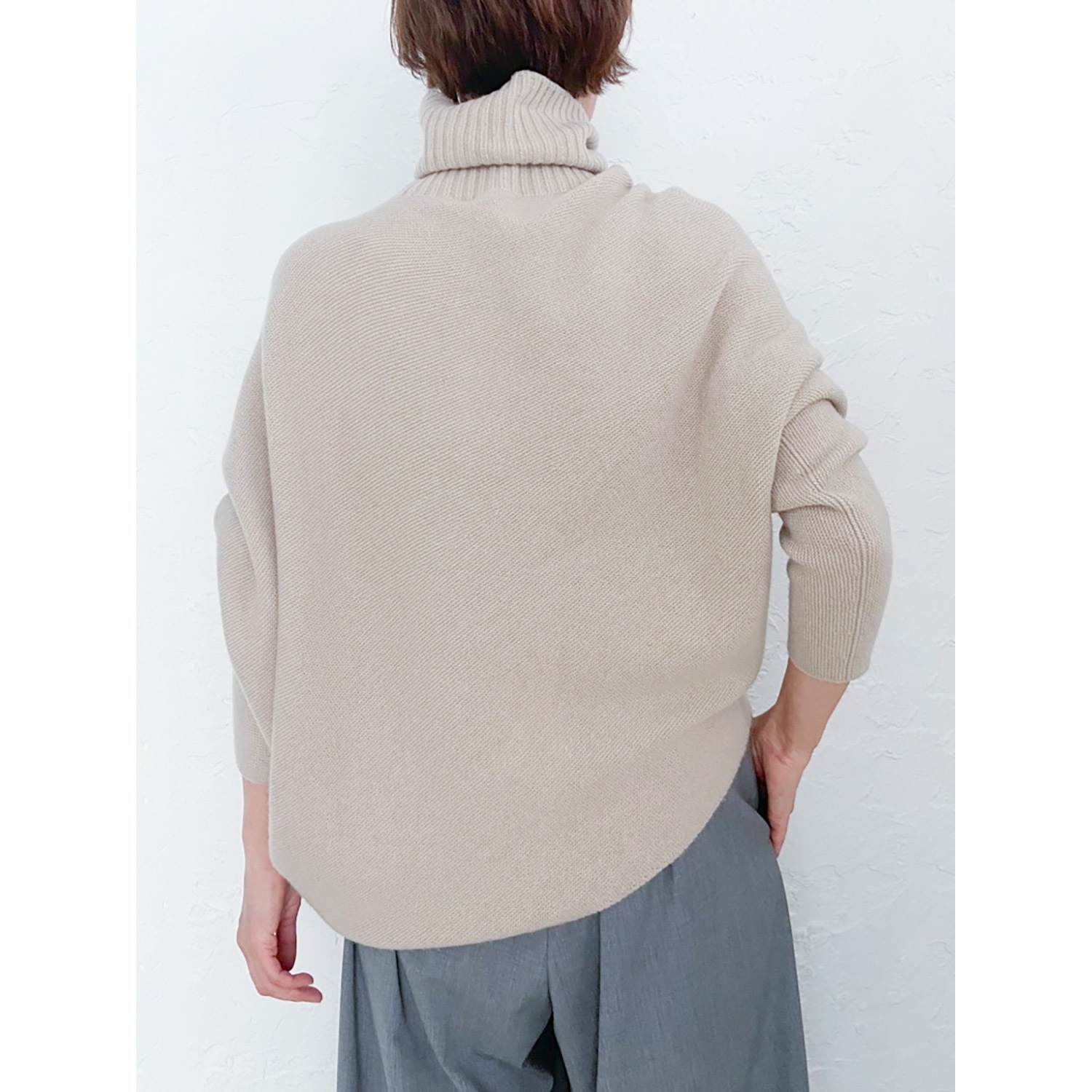 [le ciel de HARRISS] Turtleneck knit in an unusual silhouette