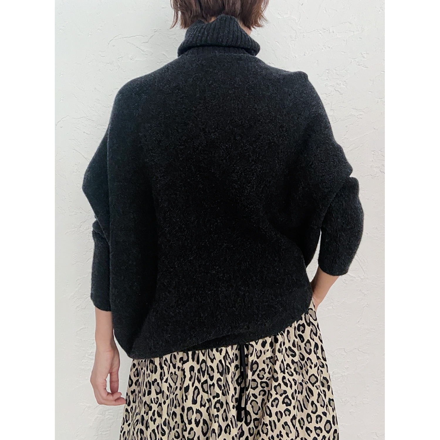 [le ciel de HARRISS] Turtleneck knit in an unusual silhouette