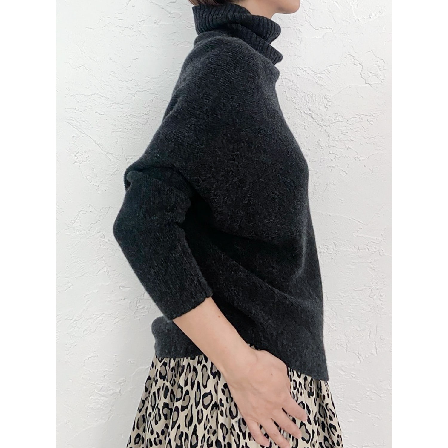 [le ciel de HARRISS] Turtleneck knit in an unusual silhouette