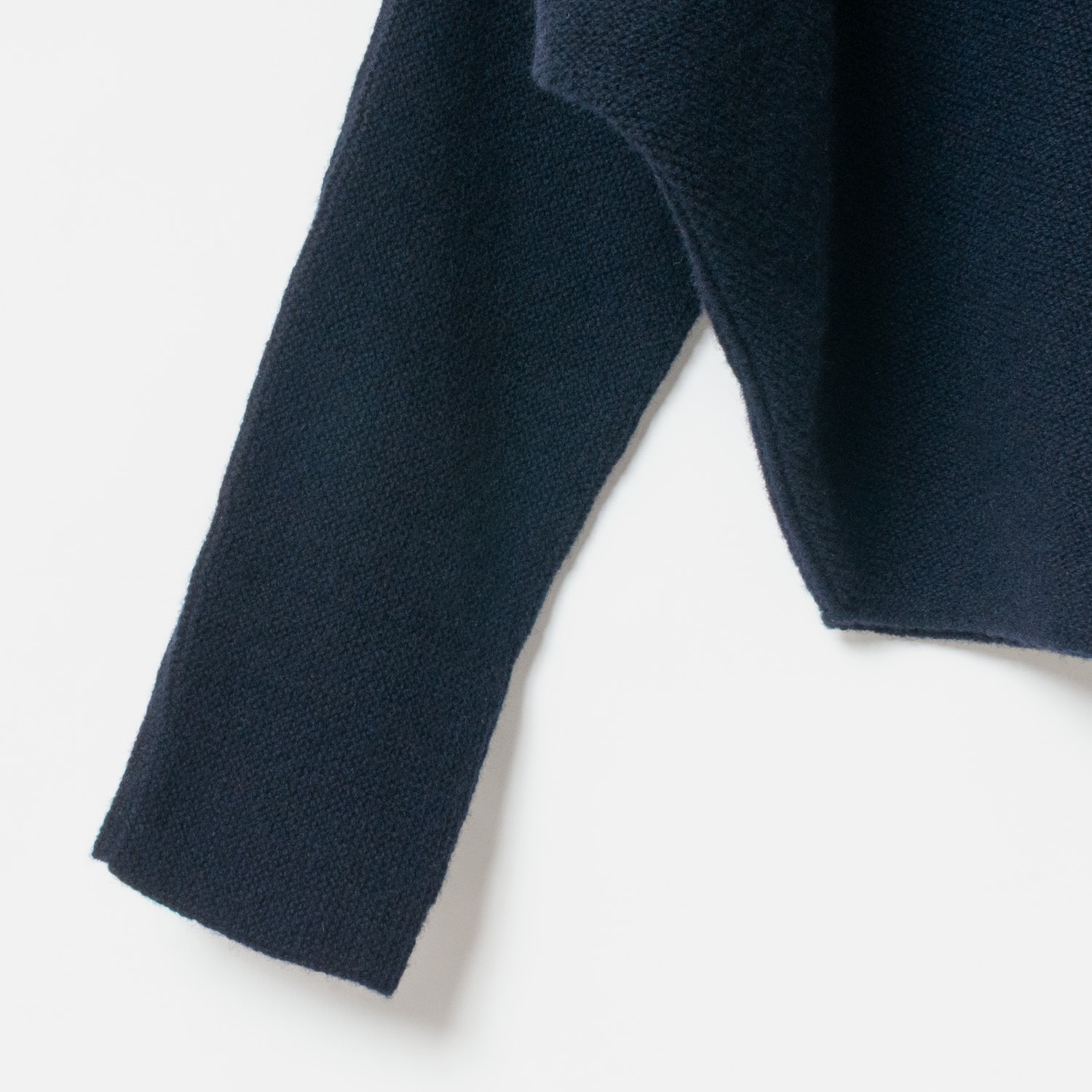 [le ciel de HARRISS] Turtleneck knit in an unusual silhouette