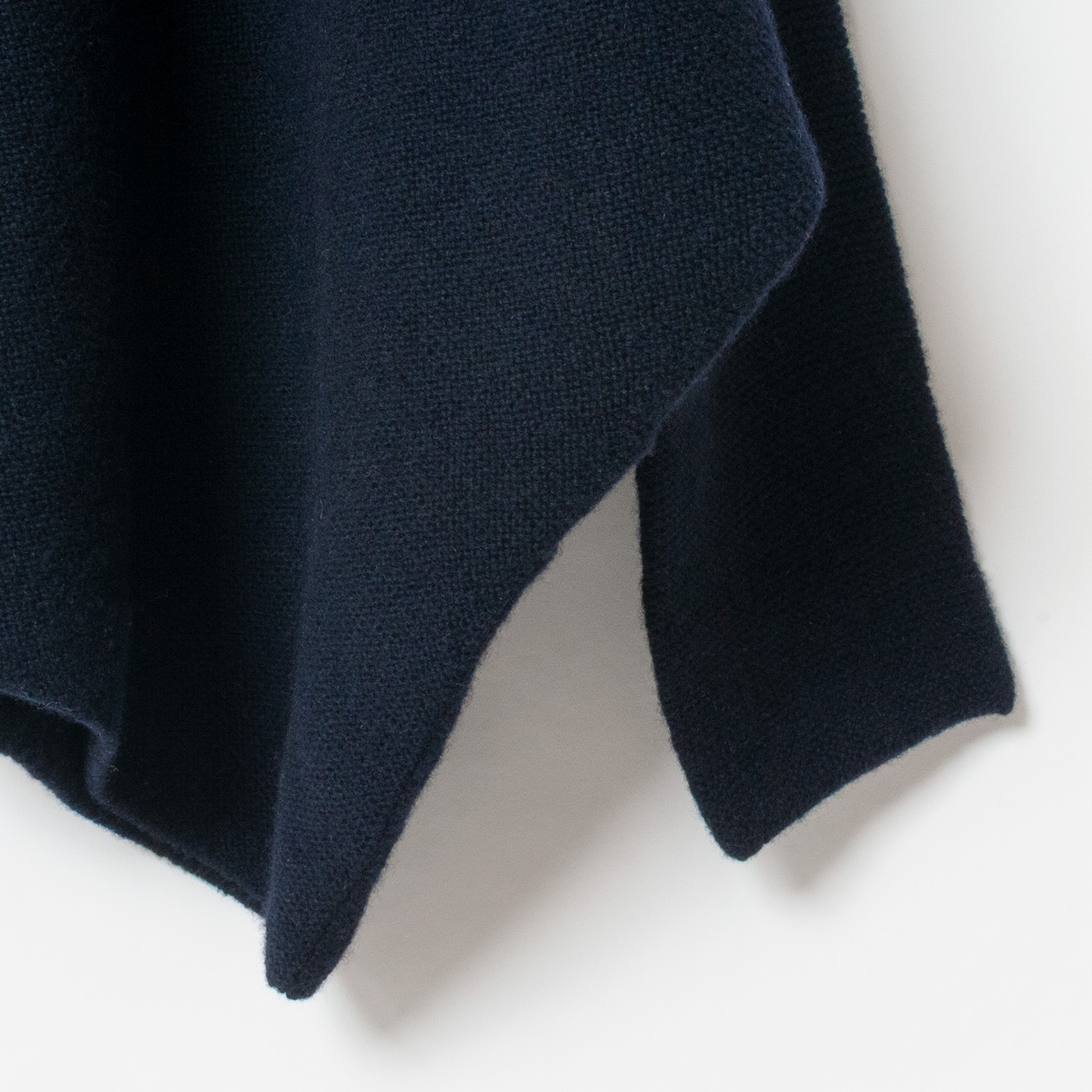 [le ciel de HARRISS] Turtleneck knit in an unusual silhouette