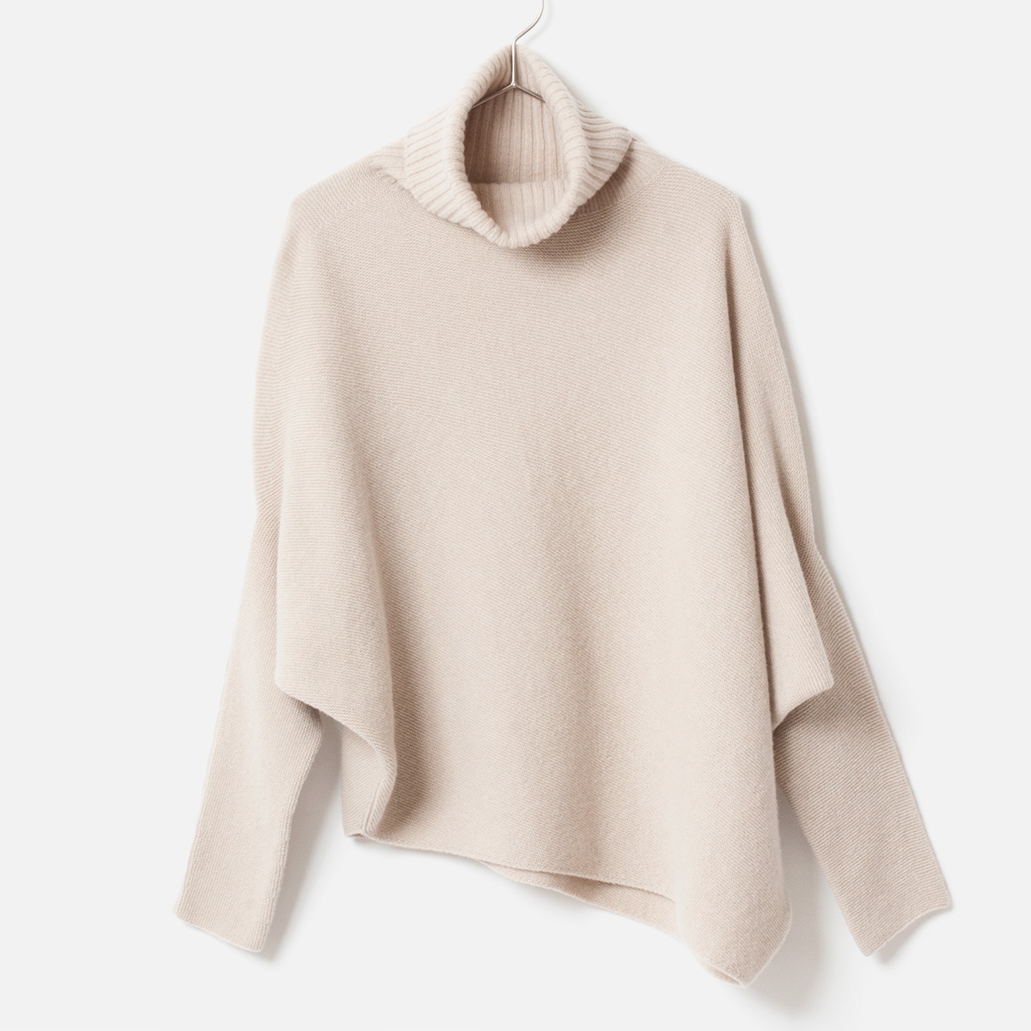 [le ciel de HARRISS] Turtleneck knit in an unusual silhouette