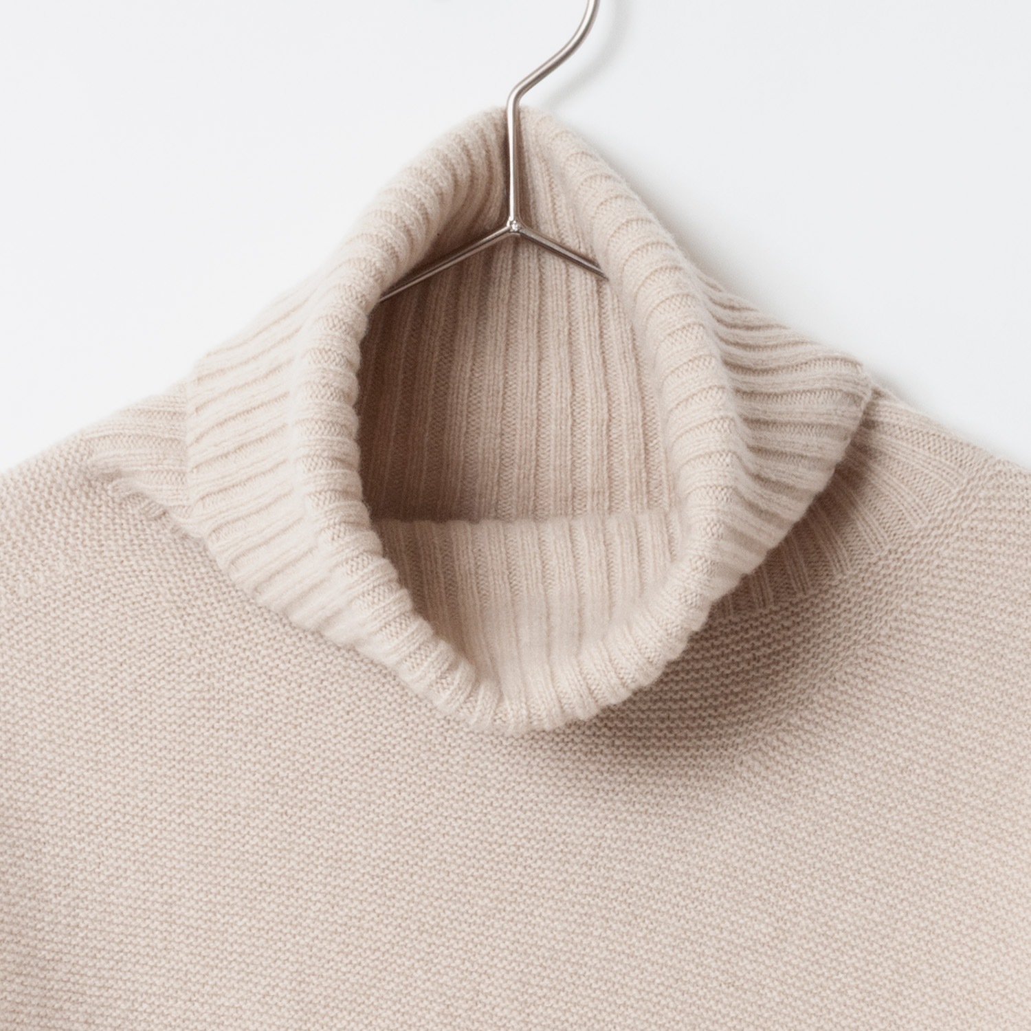 [le ciel de HARRISS] Turtleneck knit in an unusual silhouette