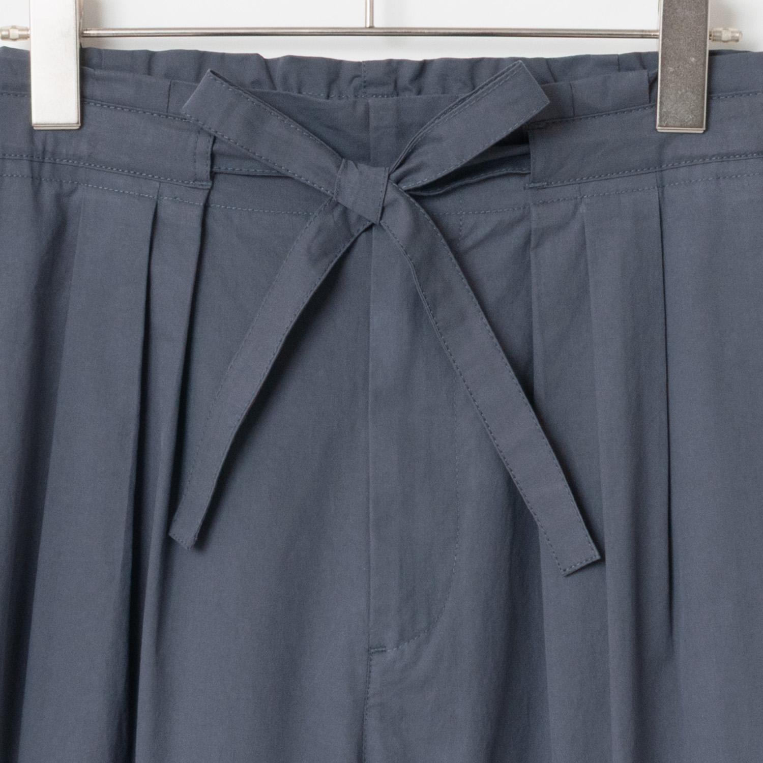 [Harriss] Compact cotton twill semi-wide pants