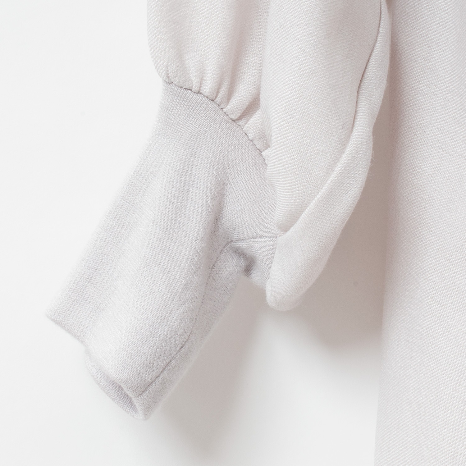 [Harriss] Turtleneck pullover with different material combination