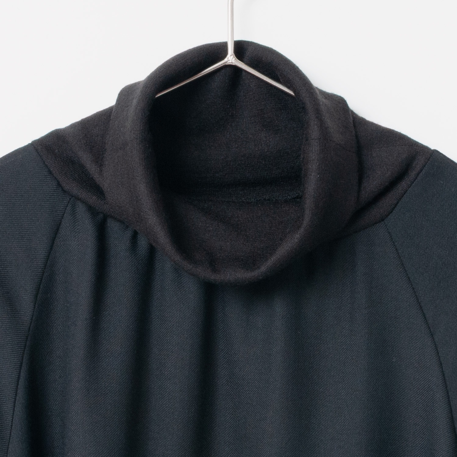 [Harriss] Turtleneck pullover with different material combination