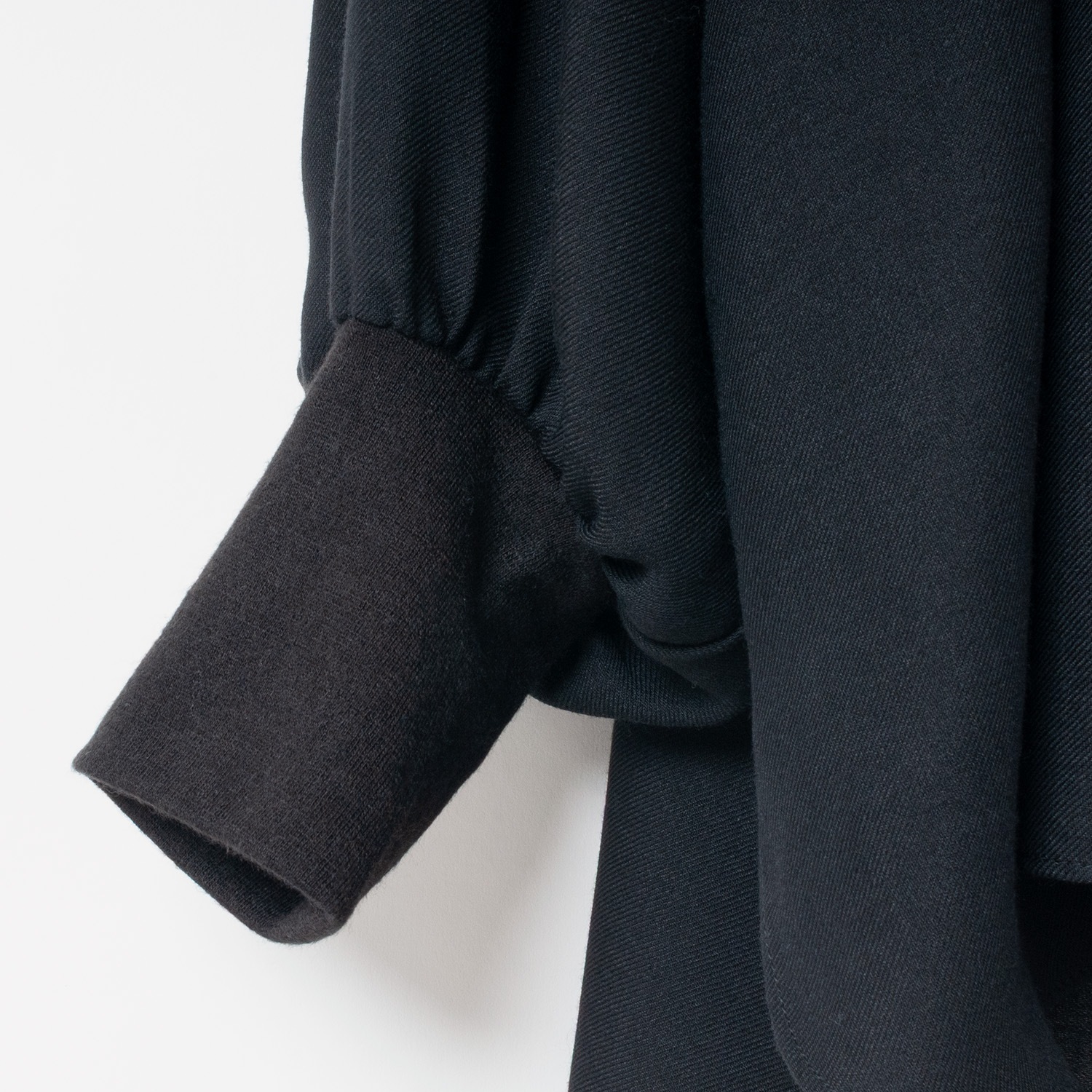 [Harriss] Turtleneck pullover with different material combination