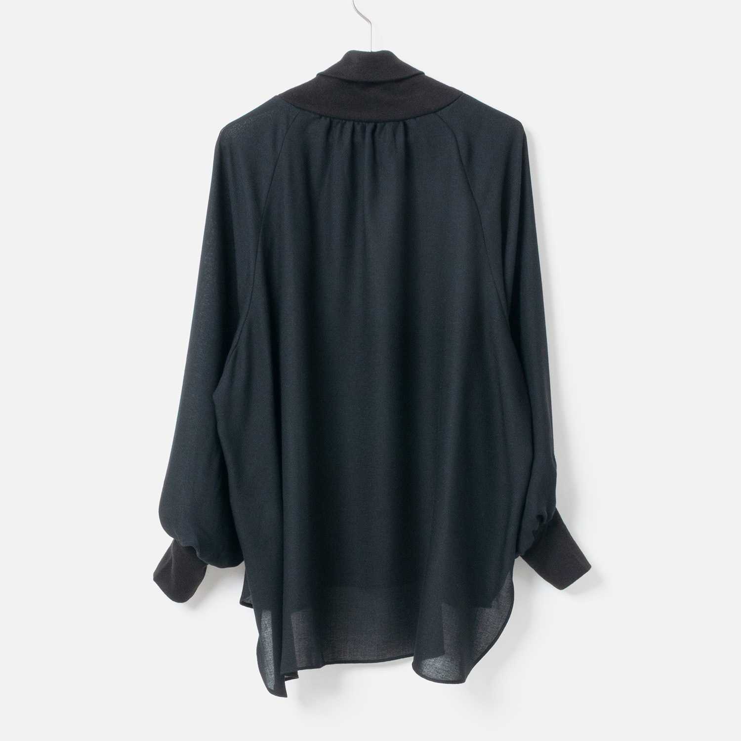 [Harriss] Turtleneck pullover with different material combination