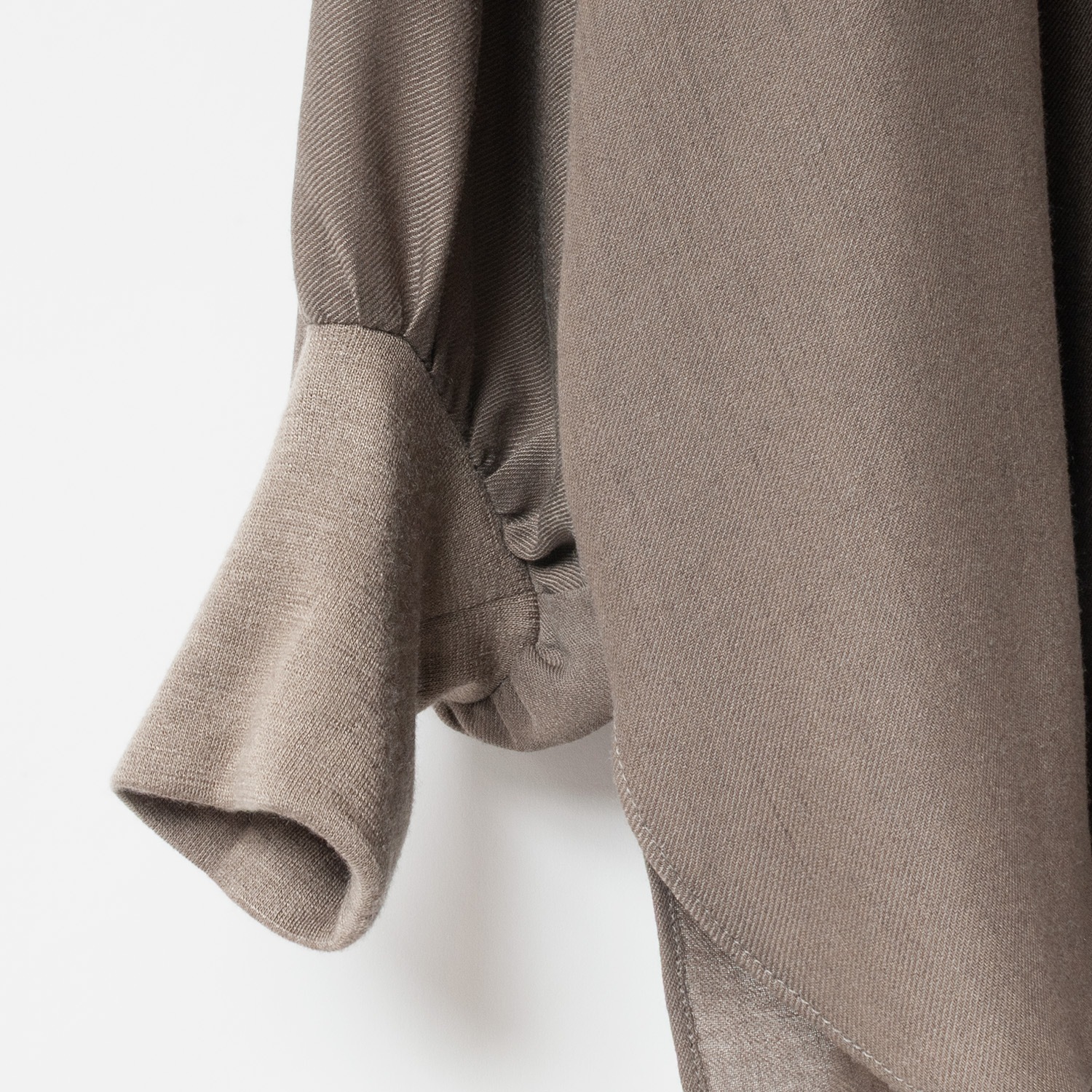 [Harriss] Turtleneck pullover with different material combination