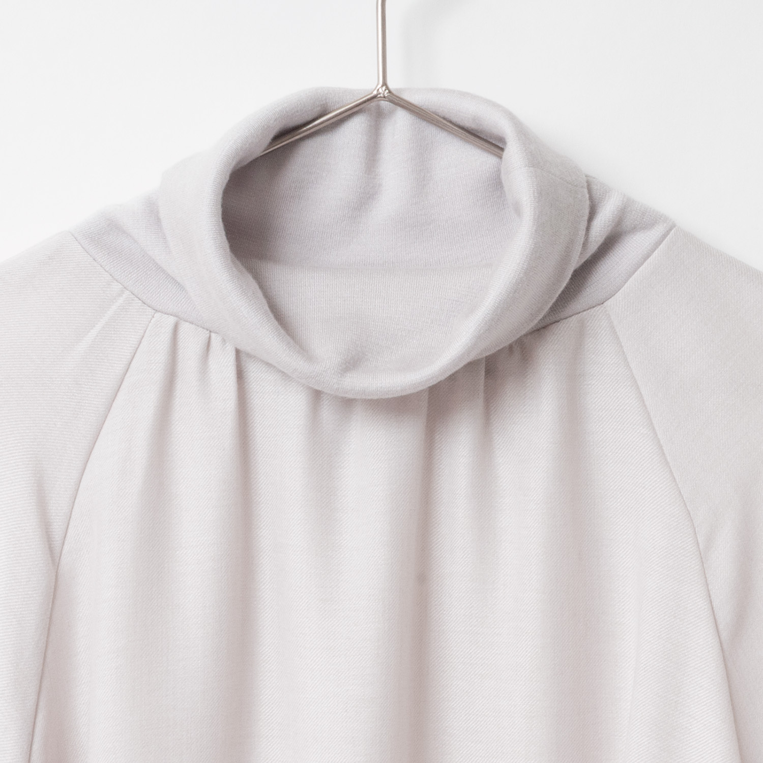 [Harriss] Turtleneck pullover with different material combination