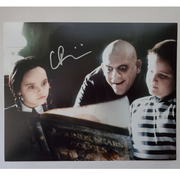 セール中…クリスティーナリッチ直筆サイン入り2Lサイズ写真…アダムス・ファミリー 映画グッズ販売専門店ハリコレ。映画グッズが豊富な品揃え