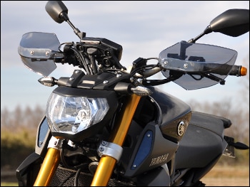 あっくん…です。14～16　MT09用　シック　ガイラガントレット　クリア CHIC DESIGN - ガイラガントレット MT-09