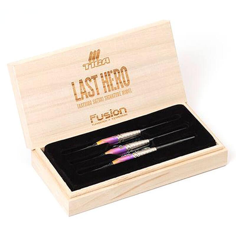 サイン入りTIGA Fusion LAST HERO 日本ダーツ祭り 鈴木猛大 ティガ ラストヒーロー フュージョン 2BA17g 鈴木猛大選手 ダーツ バレル
