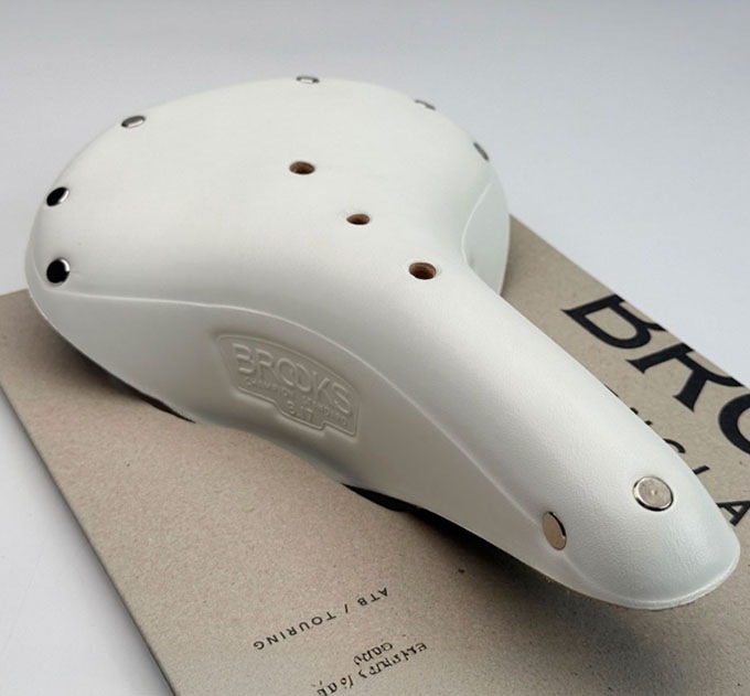 BROOKS�ʥ֥�å�����B17 STANDARD CLASSIC �ڸ��ꥫ�顼 WHITE�ۡ�100ǯ�ʾ���������롢�֥�å��������֥��饷�å���ǥ롣��