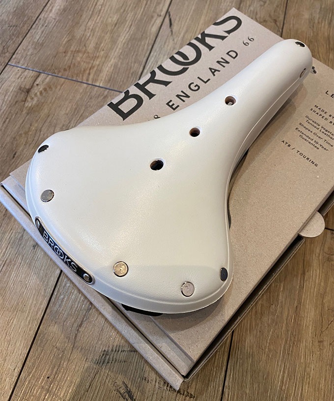 BROOKS�ʥ֥�å�����B17 STANDARD CLASSIC �ڸ��ꥫ�顼 WHITE�ۡ�100ǯ�ʾ���������롢�֥�å��������֥��饷�å���ǥ롣��