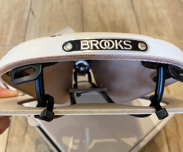 BROOKS�ʥ֥�å�����B17 STANDARD CLASSIC �ڸ��ꥫ�顼 WHITE�ۡ�100ǯ�ʾ���������롢�֥�å��������֥��饷�å���ǥ롣��