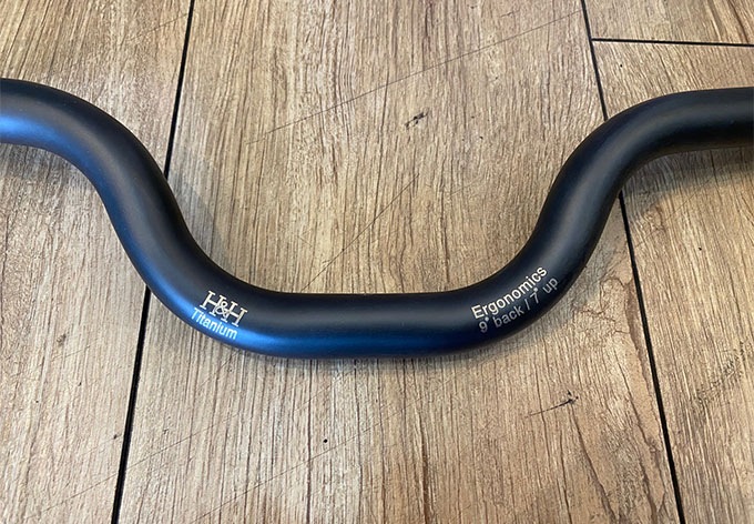 H��H(����������ɥ�����)��Titanium Handlebar Rise M�ڥ��顼��Matt Black�ۡ�HH inovation��