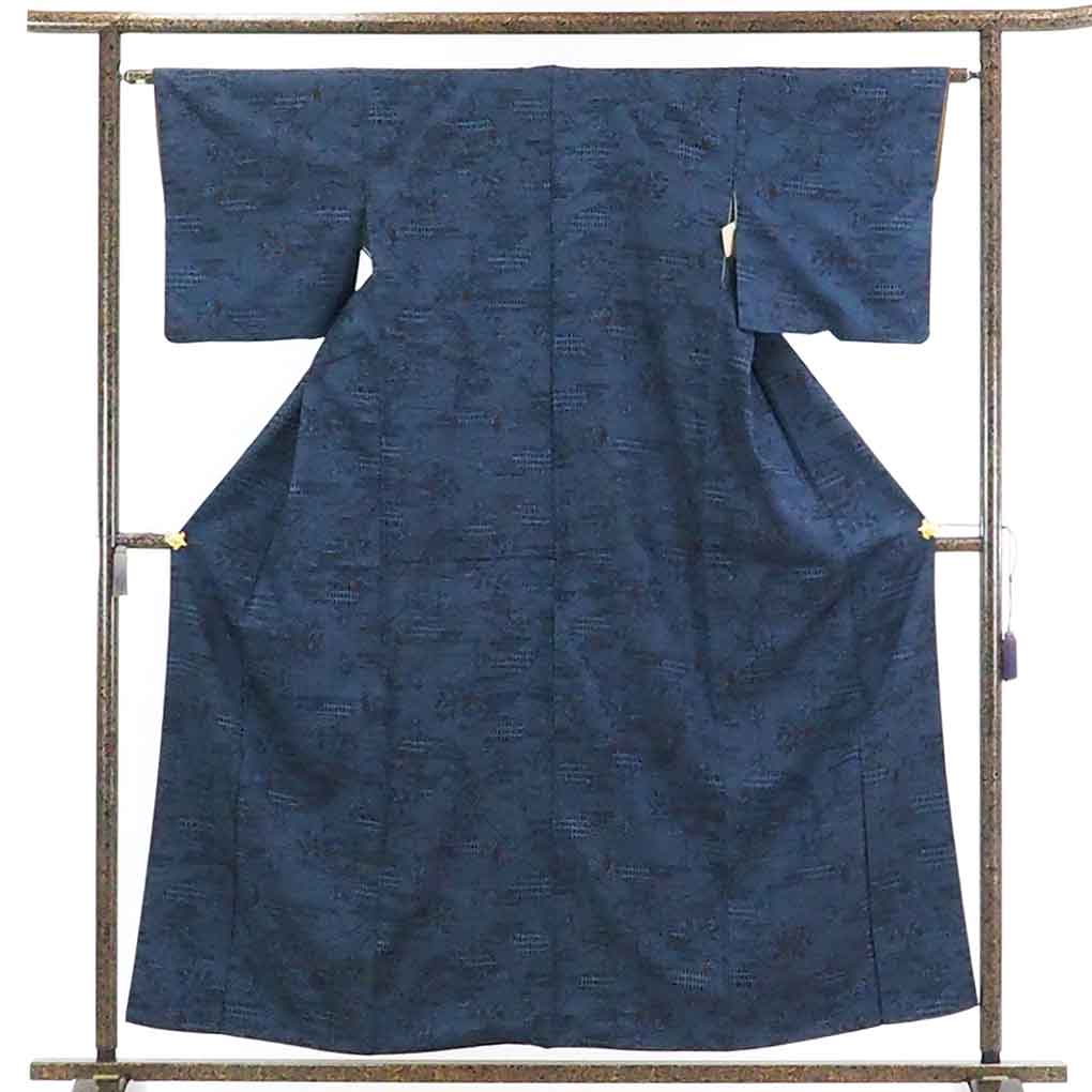 【在庫処分】リサイクル着物 紬正絹黒地紺絣袷真綿紬着物レディース【裄Mサイズ】身丈159cm 裄63cm 前幅25cm 後幅29cm 袖丈45cm【ランクB】