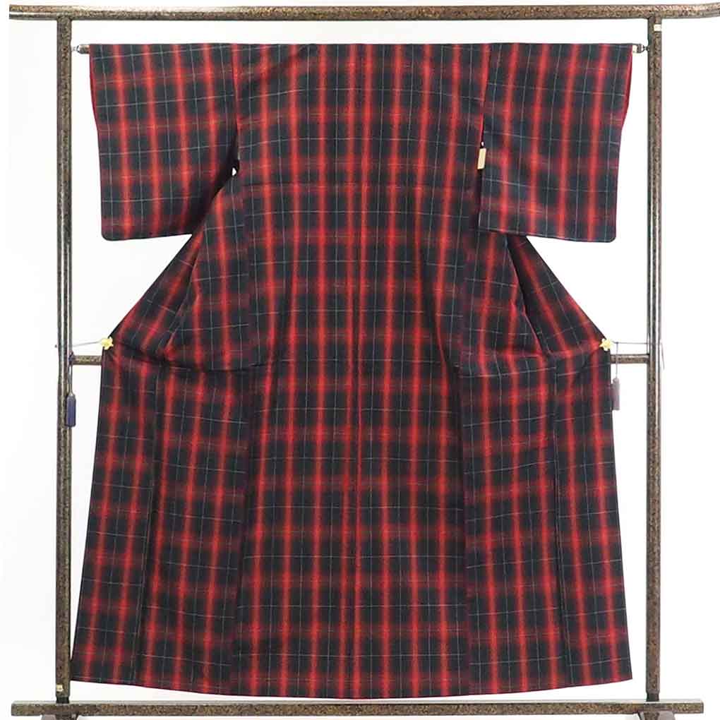 【在庫処分】リサイクル着物 紬正絹黒地赤絣袷紬着物レディース【裄Mサイズ】身丈156cm 裄64cm 前幅23cm 後幅29cm 袖丈49cm【ランクA】