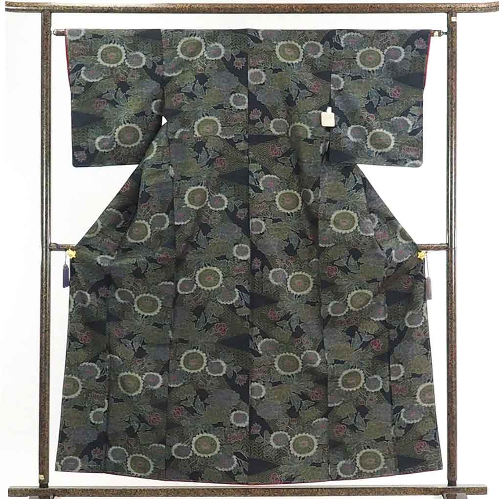 【在庫処分】リサイクル着物 紬正絹黒地袷真綿紬着物未使用品レディース【裄Sサイズ】身丈160cm 裄62cm 前幅23.5cm 後幅29.5cm 袖丈49cm【ランクS】