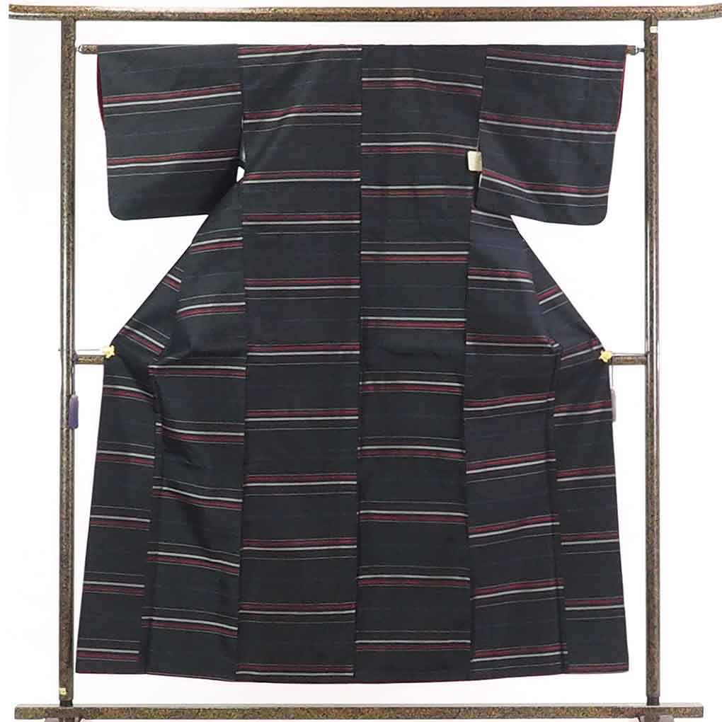 【在庫処分】リサイクル着物 紬正絹黒地横段柄袷紬着物レディース【裄Mサイズ】身丈157cm 裄63cm 前幅24cm 後幅28cm 袖丈45cm【ランクB】