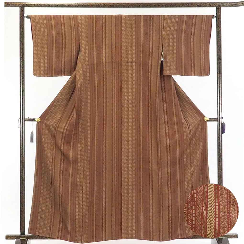 【在庫処分】リサイクル着物 小紋正絹赤茶地縦縞袷小紋着物未使用品レディース【裄Mサイズ】身丈164cm 裄65cm 前幅24cm 後幅28cm 袖丈45cm【ランクS】