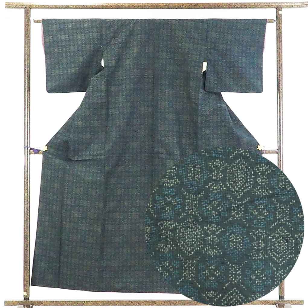 【在庫処分】リサイクル着物 紬正絹黒地亀甲柄袷真綿紬着物レディース【裄Sサイズ】身丈158cm 裄62cm 前幅23.5cm 後幅30cm 袖丈45cm【ランクA】