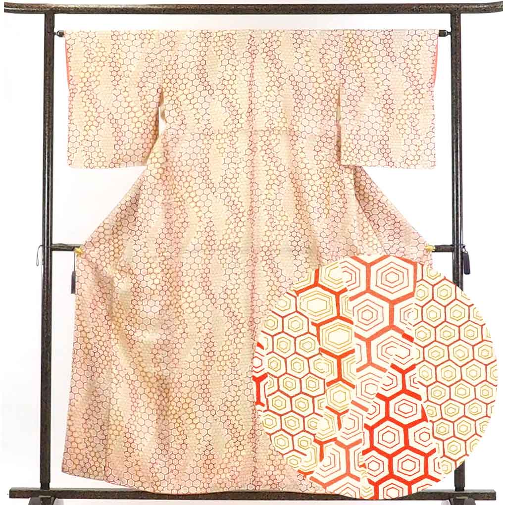 【在庫処分】リサイクル着物 小紋正絹薄クリーム地亀甲柄袷小紋着物レディース【裄Mサイズ】身丈159cm 裄64cm 前幅22.5cm 後幅30cm 袖丈49cm【ランクA】