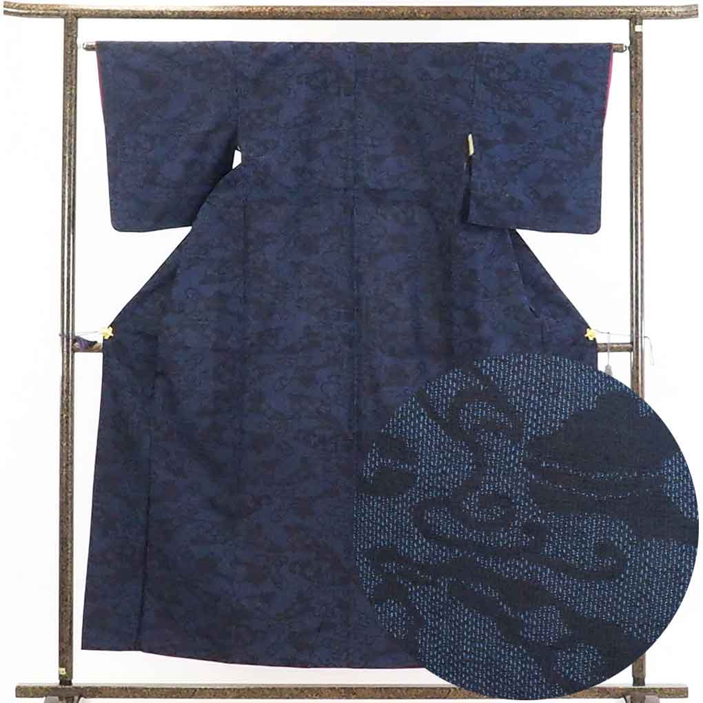 【在庫処分】リサイクル着物 紬正絹紺地袷真綿紬着物 レディース 秋冬春用 シルク100％ ネイビー 裄Mサイズ身丈157cm 裄64cm 前幅23cm 後幅29cm 袖丈49cm【ランクB】