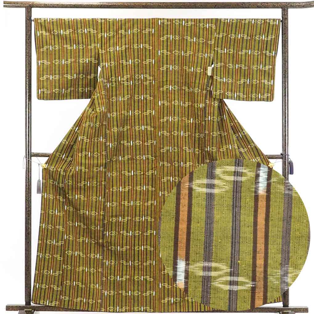 リサイクル着物 紬正絹薄グリーン地縦縞袷紬着物 レディース 秋冬春用 シルク100％ グリーン 裄Lサイズ身丈164cm 裄67cm 前幅23cm 後幅30cm 袖丈46cm【ランクA】