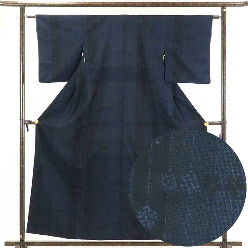 【在庫処分】リサイクル着物 紬正絹紺地袷先染紬着物 レディース 秋冬春用 シルク ネイビー 裄Sサイズ身丈159cm 裄61cm 前幅22.5cm 後幅28cm 袖丈49cm【ランクB】