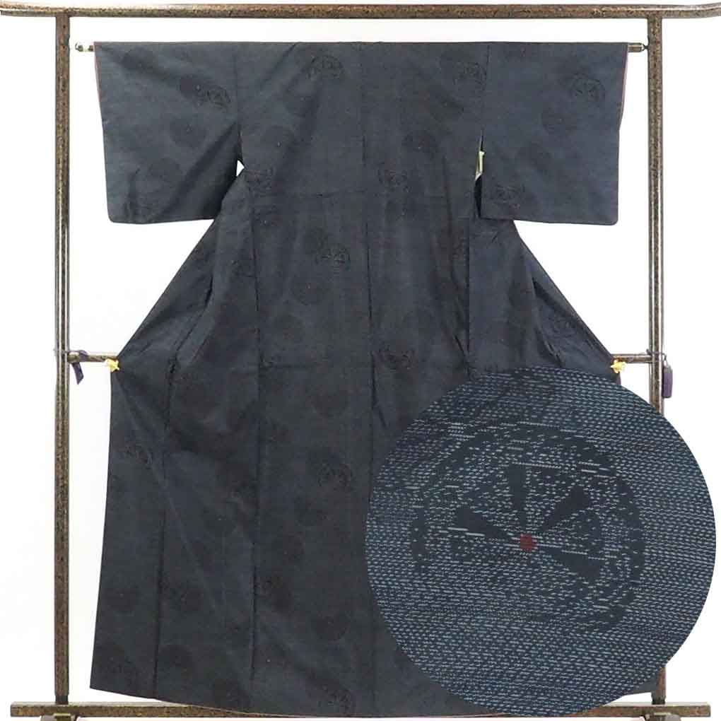 【在庫処分】リサイクル着物 紬正絹黒地横双絣袷大島紬着物 レディース 秋冬春用 シルク ブラック 裄Sサイズ身丈162cm 裄62.5cm 前幅24cm 後幅28cm 袖丈45cm【ランクB】