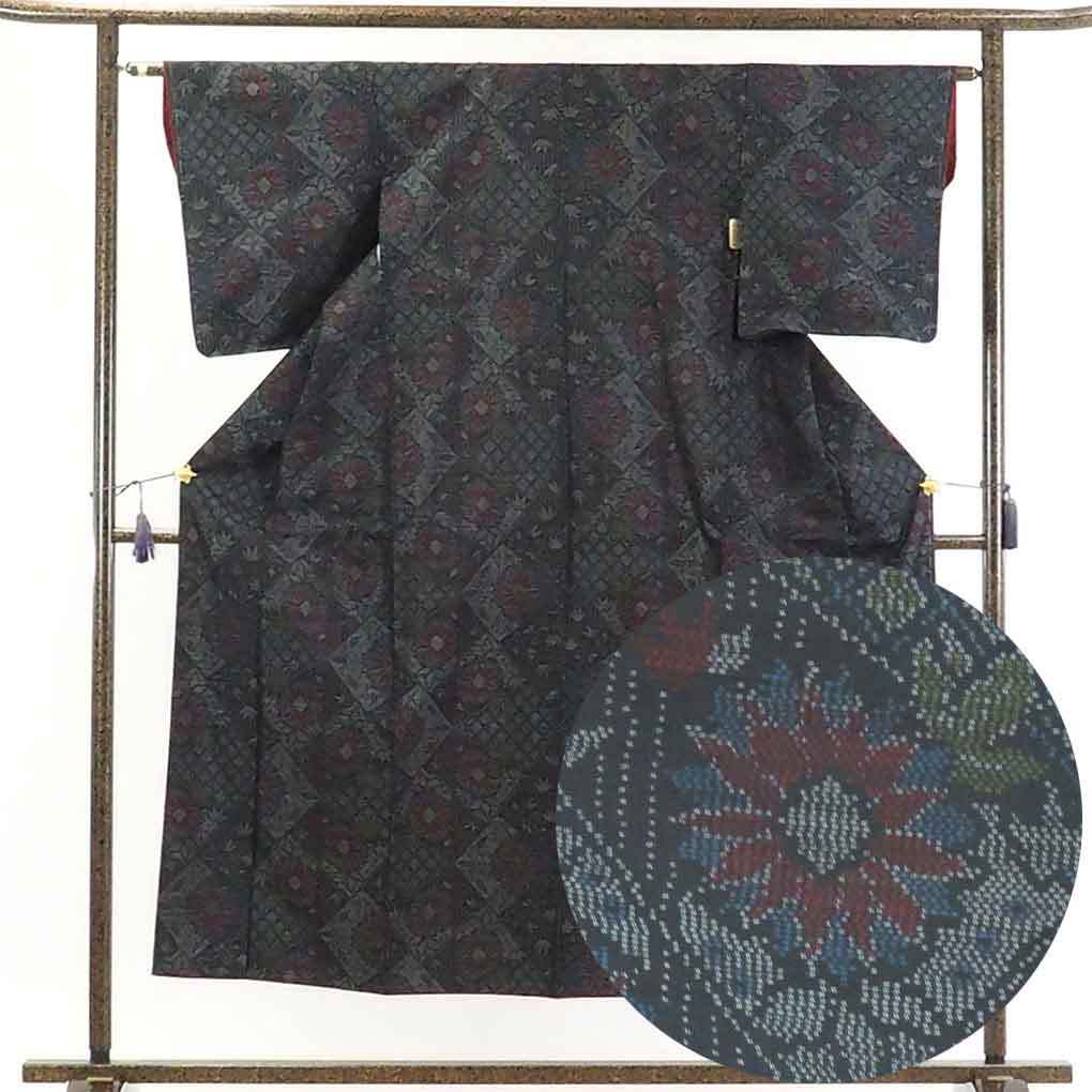 【在庫処分】リサイクル着物 紬正絹黒地横双絣袷大島紬着物 レディース 秋冬春用 シルク ブラック 裄Sサイズ身丈152cm 裄62cm 前幅22cm 後幅28cm 袖丈49cm【ランクA】