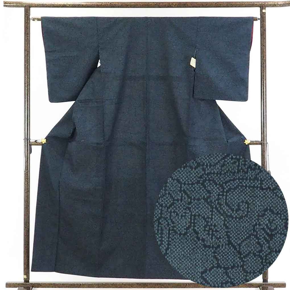 リサイクル着物 紬正絹黒地紺絣袷紬着物 レディース 秋冬春用 シルク ブラック 裄Mサイズ身丈158cm 裄63cm 前幅26cm 後幅30cm 袖丈53cm【ランクA】
