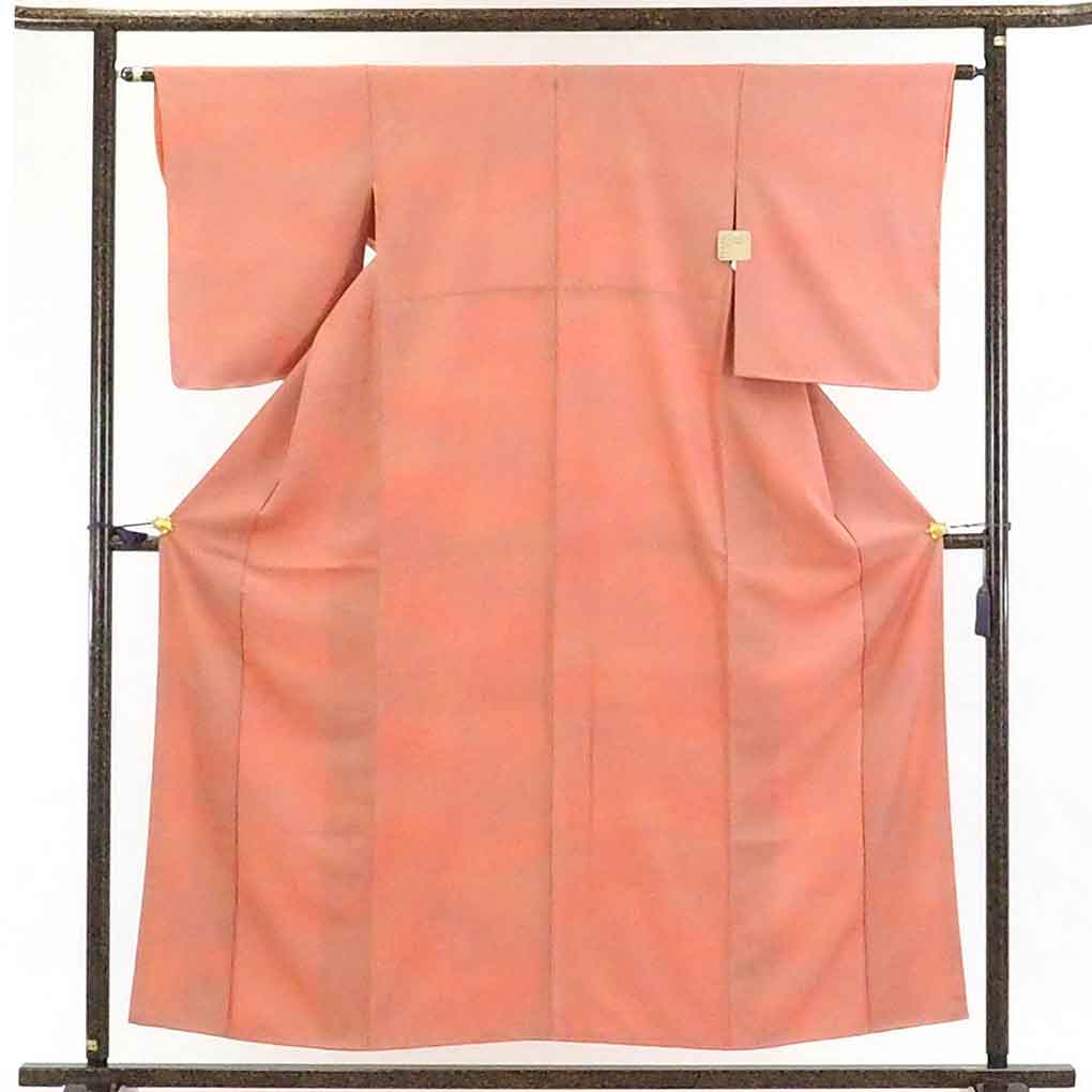 リサイクル着物 色無地正絹ピンクぼかし違い鷹の羽紋入袷色無地未使用品 レディース 秋冬春用 シルク ピンク 裄Sサイズ身丈157cm 裄62cm 前幅22.5cm 後幅28cm 袖丈53cm【ランクS】