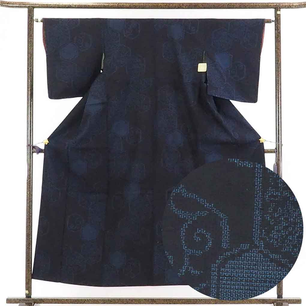 リサイクル着物 紬正絹紺地先染袷真綿紬着物未使用品 レディース 秋冬春用 シルク ネイビー 裄Mサイズ身丈155cm 裄63cm 前幅25cm 後幅29.5cm 袖丈49cm【ランクS】