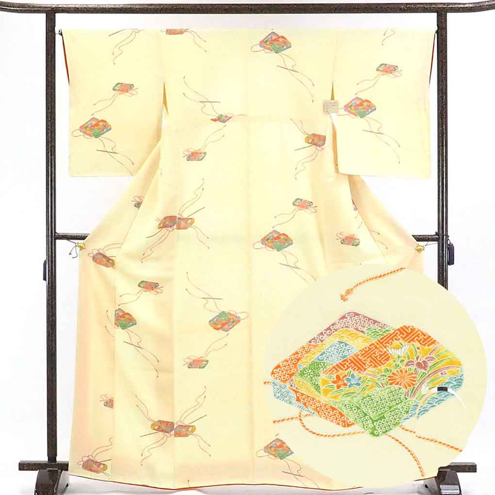 リサイクル着物 小紋正絹薄黄色地文箱柄袷小紋着物 レディース 秋冬春用 シルク イエロー 裄Mサイズ トールサイズ身丈168cm 裄66cm 前幅23cm 後幅29cm 袖丈54cm【ランクB】