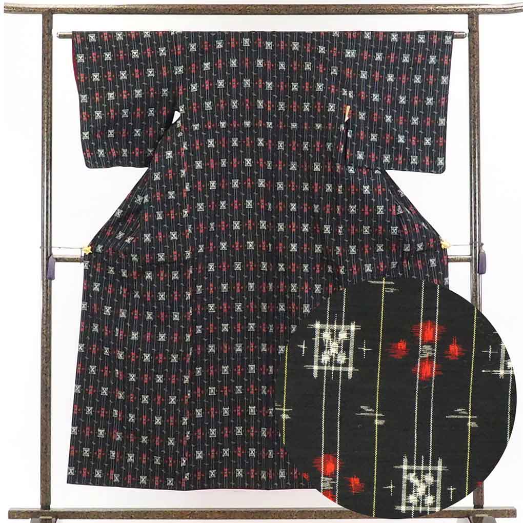 リサイクル着物 紬正絹黒地先染絣袷紬着物 レディース 秋冬春用 シルク ブラック 裄Sサイズ身丈155cm 裄62cm 前幅23cm 後幅28cm 袖丈49cm【ランクA】