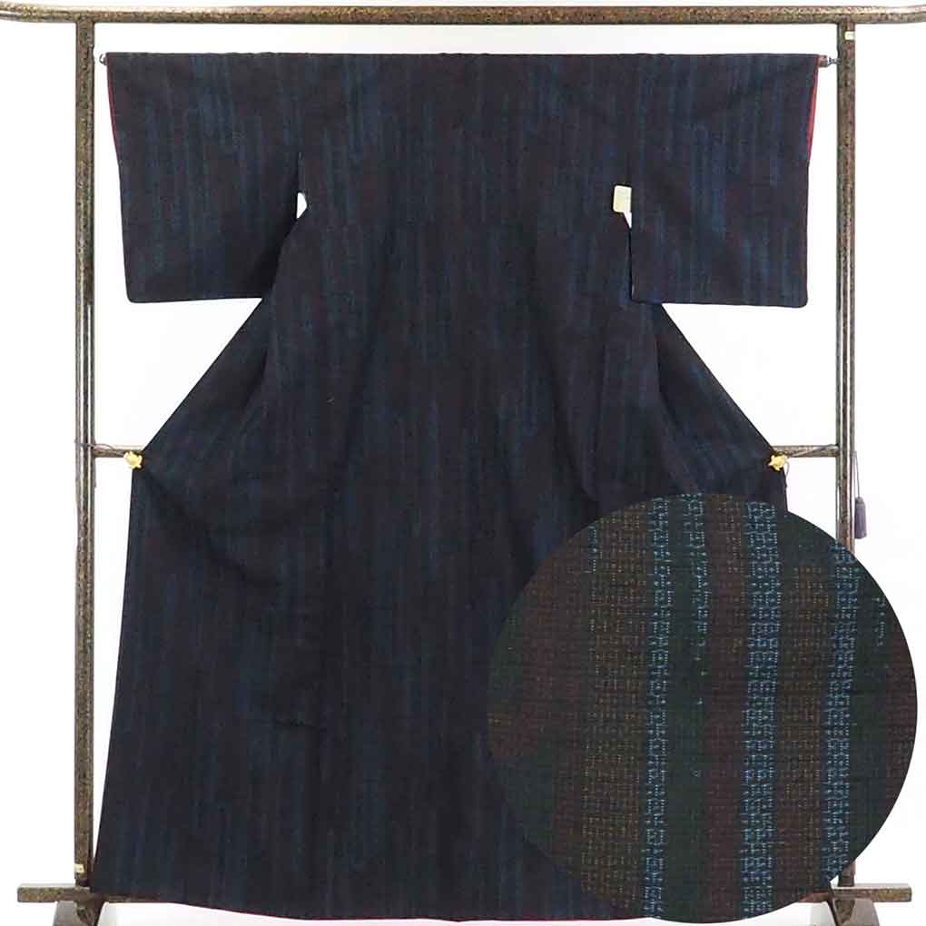 リサイクル着物 紬正絹黒地先染袷真綿紬着物 レディース 秋冬春用 シルク ブラック 裄Mサイズ身丈166cm 裄65cm 前幅24.5cm 後幅30cm 袖丈49cm【ランクA】