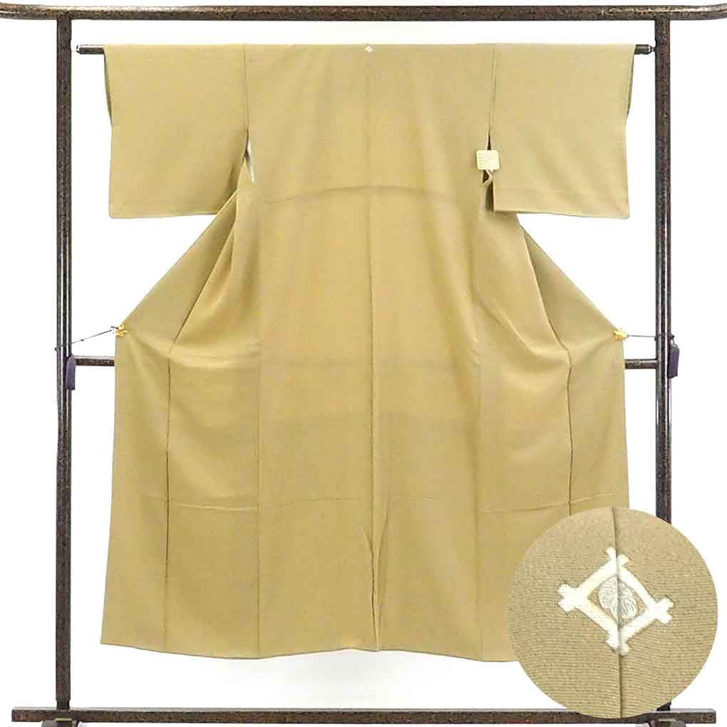 リサイクル着物 色無地正絹薄ベージュ地蔦紋入袷色無地 レディース 秋冬春用 シルク ブラウン 裄Sサイズ身丈150cm 裄62cm 前幅23cm 後幅28cm 袖丈42cm【ランクC】