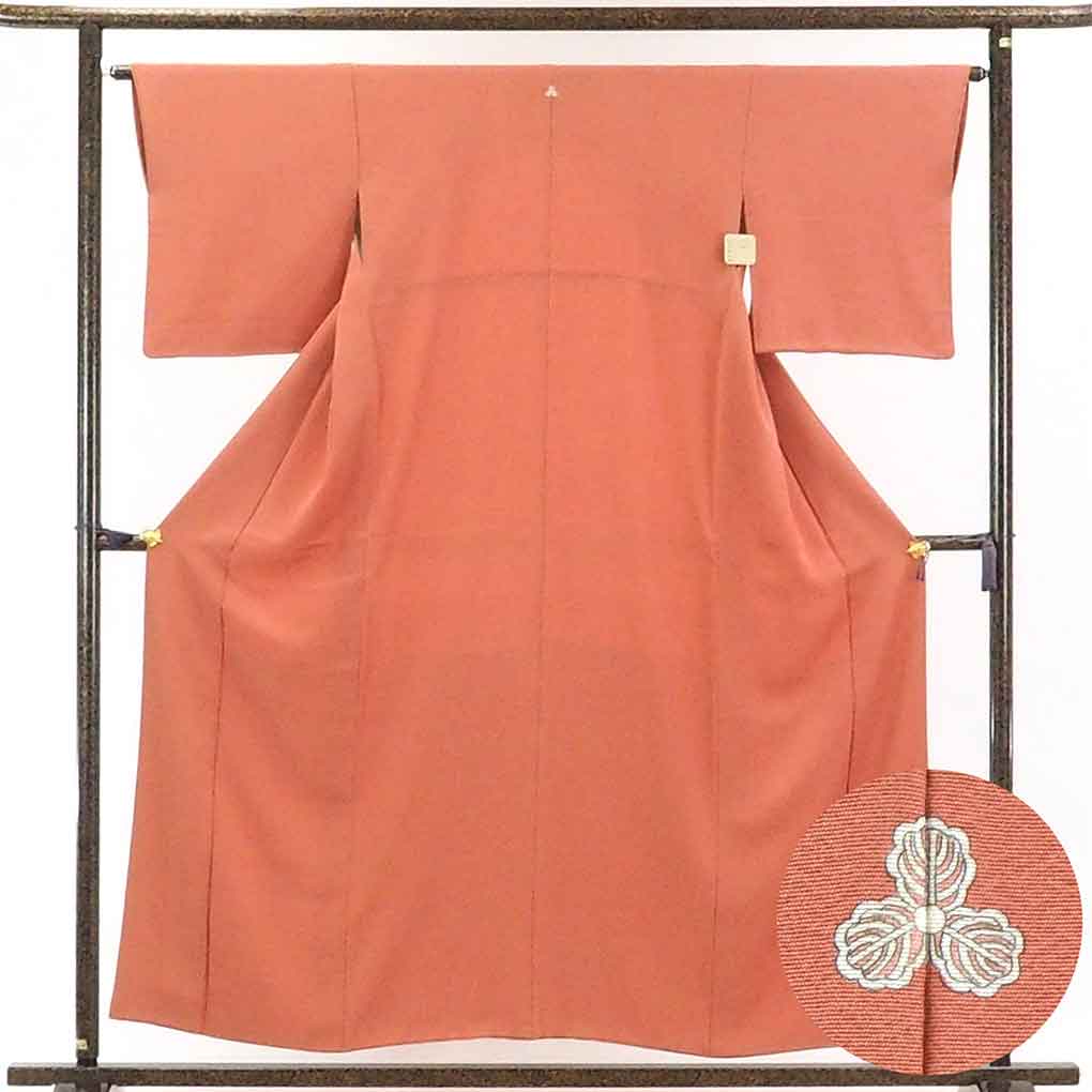 リサイクル着物 色無地正絹茶ローズ地三つ柏紋入袷色無地 レディース 秋冬春用 シルク オレンジ 裄Mサイズ身丈158cm 裄64cm 前幅22.5cm 後幅29cm 袖丈46cm【ランクA】