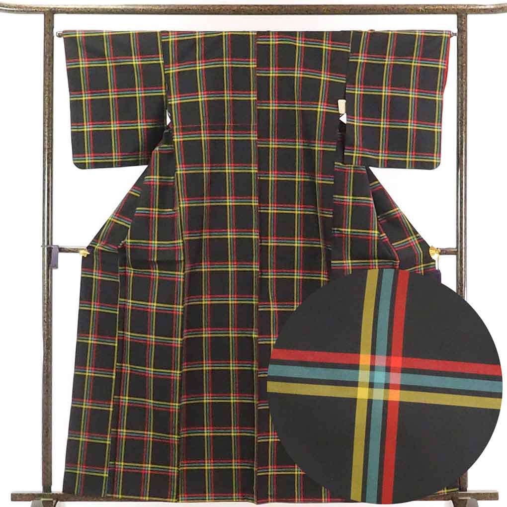 リサイクル着物 紬正絹黒地先染格子柄袷紬着物 レディース 秋冬春用 シルク ブラック 裄Mサイズ身丈164cm 裄65cm 前幅24cm 後幅30cm 袖丈49cm【ランクB】