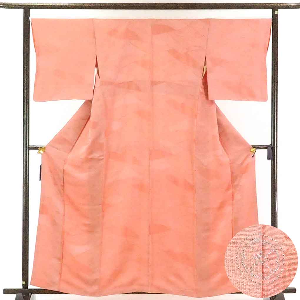 リサイクル着物 色無地正絹ピンク地四つ片喰紋入袷色無地 レディース 秋冬春用 シルク ピンク 裄Lサイズ身丈163cm 裄67cm 前幅24cm 後幅28cm 袖丈49cm【ランクA】